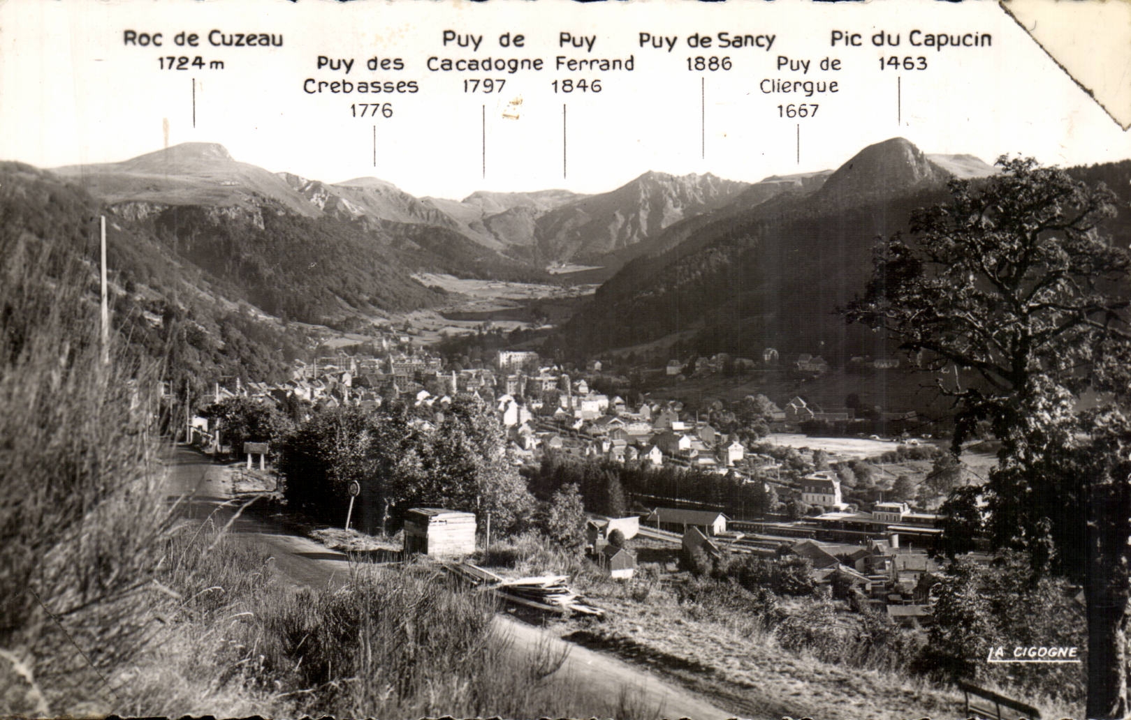 Vue panoramique du Mont-Dore — chaîne du Sancy — éditeur La Cicogne