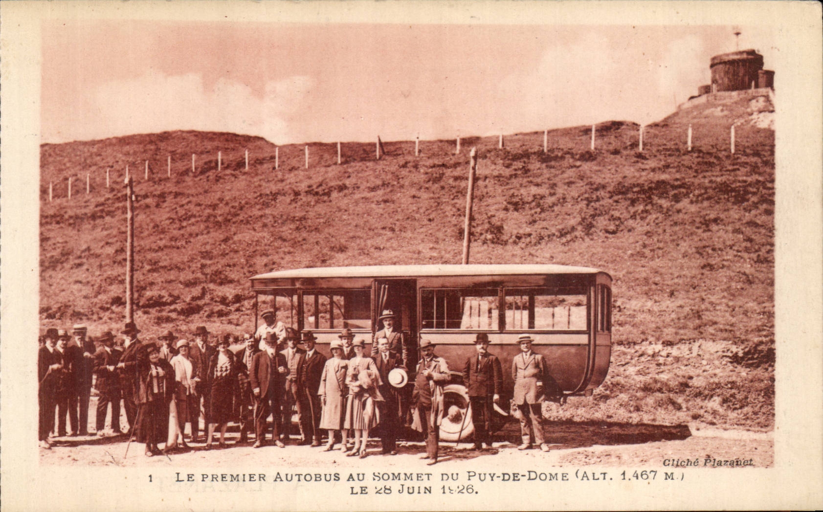 Le premier autobus au sommet du Puy-de-Dôme — Alt. 1.467 m — cliché Plazquot