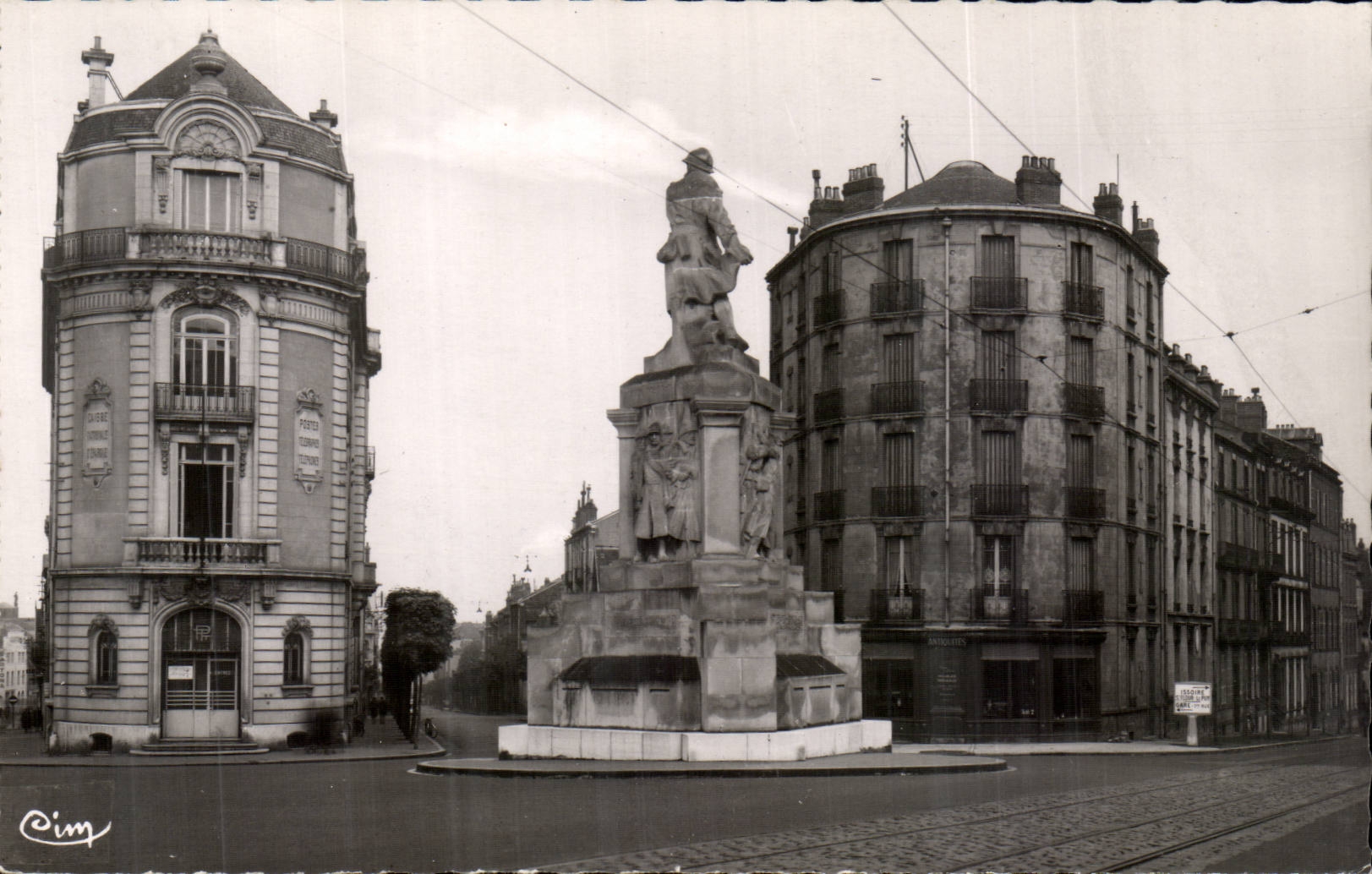 Clermont-Ferrand — Place Bansac et Statue du Combattant — Photographie Véritable