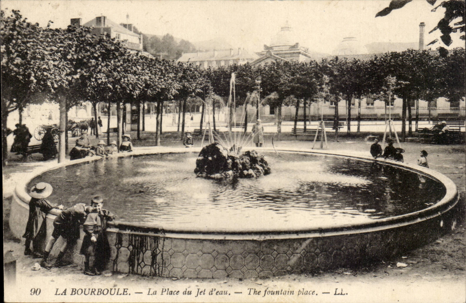 La Bourboule - La Place du Jet d'eau - CPA 