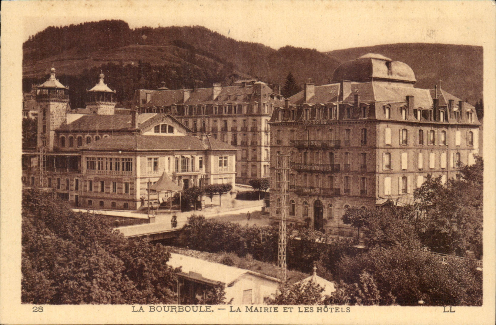 La Bourboule - la Mairie et les Hotels - CPA 