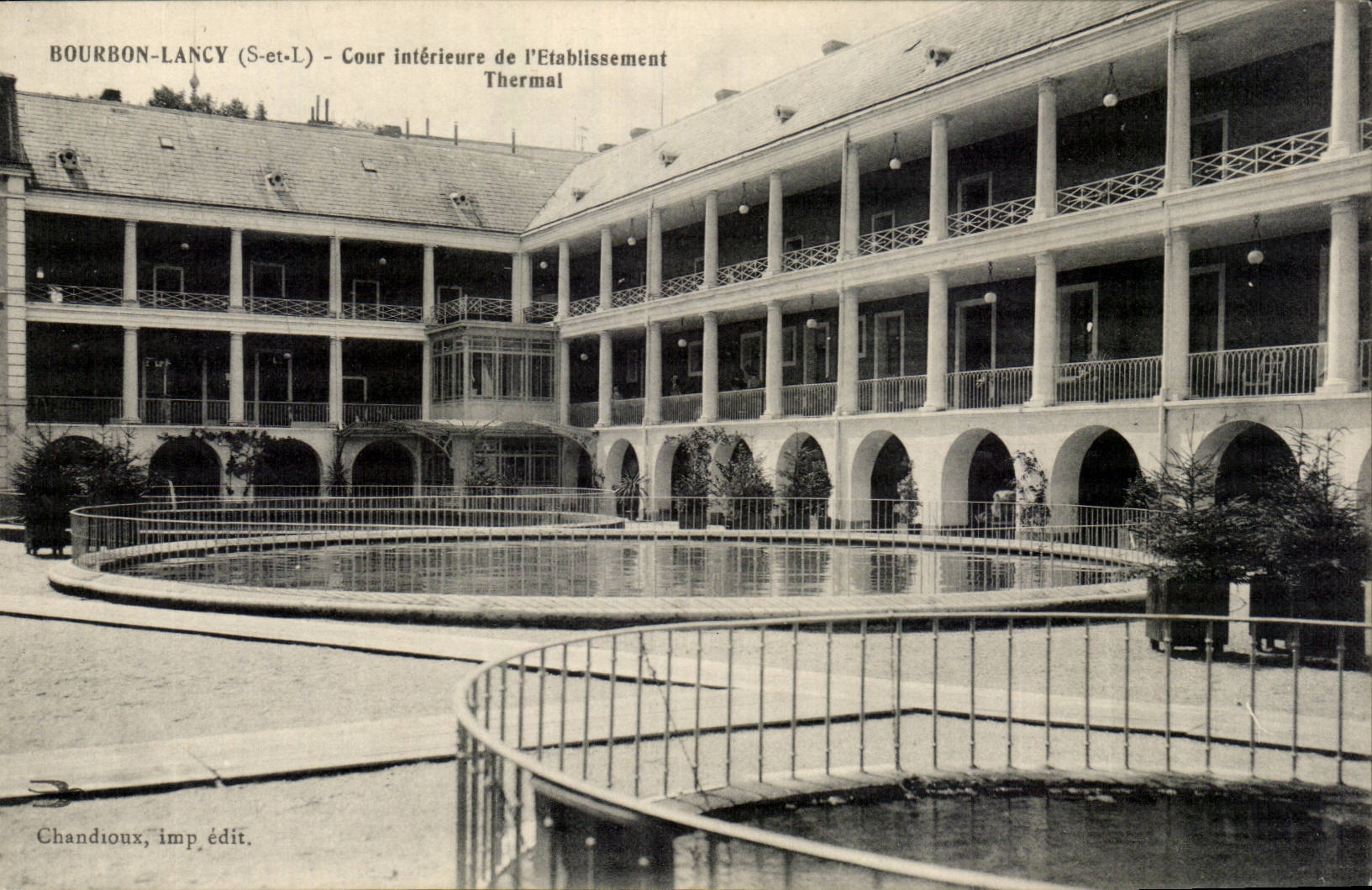 Bourbon Lancy CPA Cour interieure de l'etablissement thermal