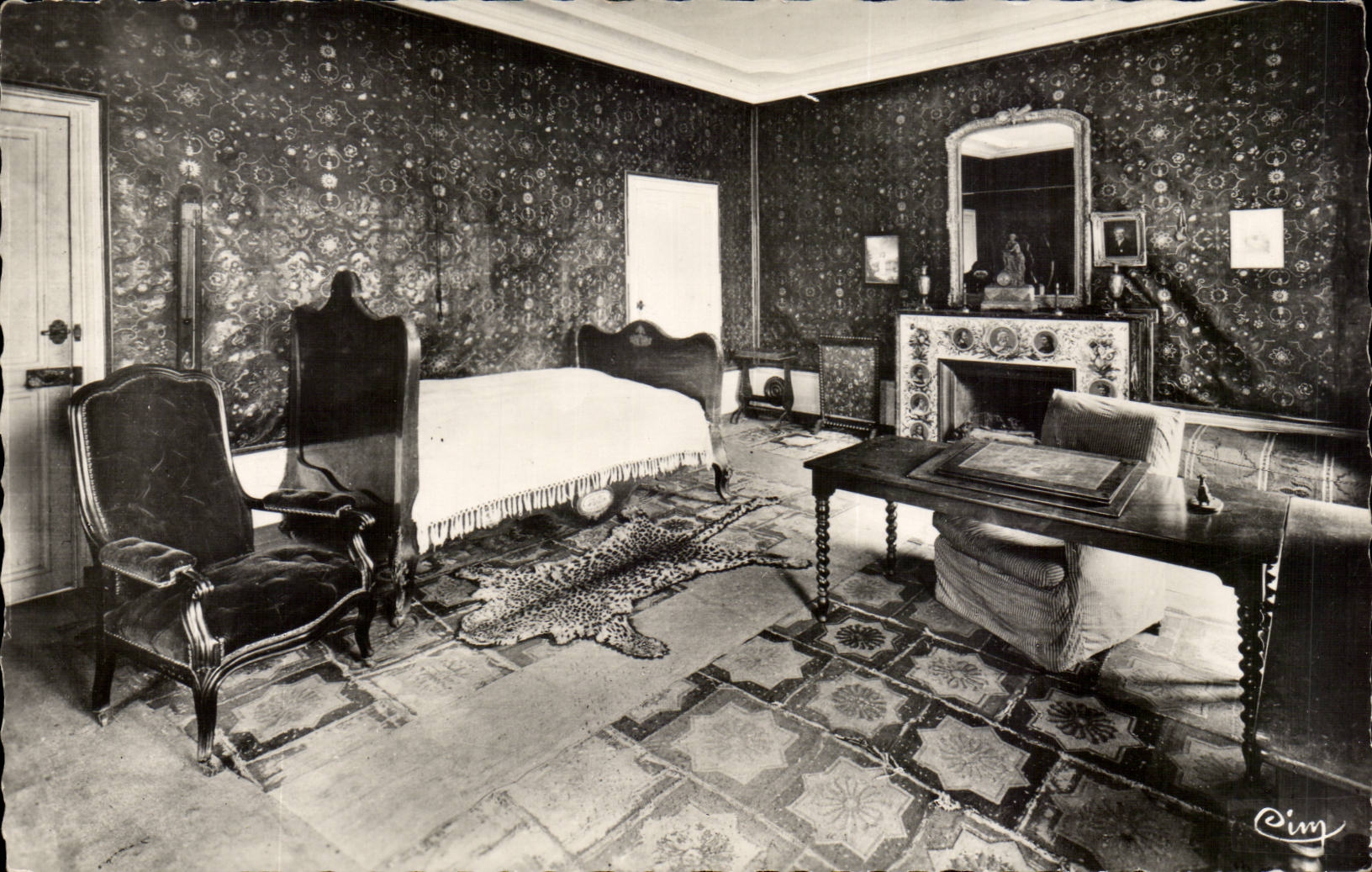 Saint-Point (S.-et-L.) — Château de Lamartine, chambre à coucher et lit de mort du poète (1859) — Photographie Véritable Interdite