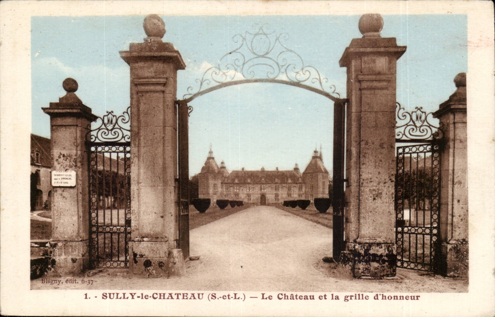 Sully le Chateau CPA Le chateau et la grille d'honneur
