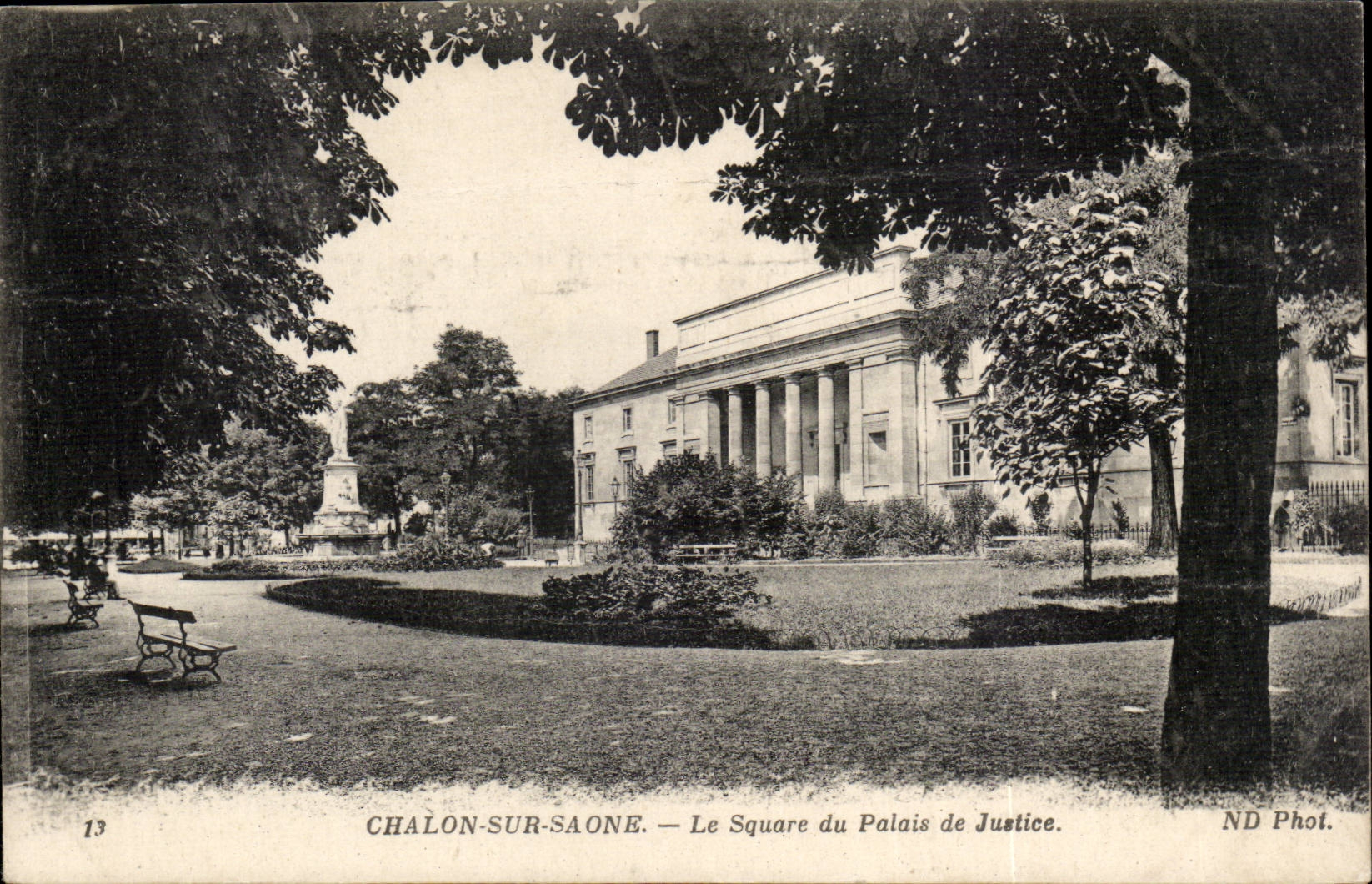 Chalon-sur-Saône — Le Square du Palais de Justice — ND Phot.