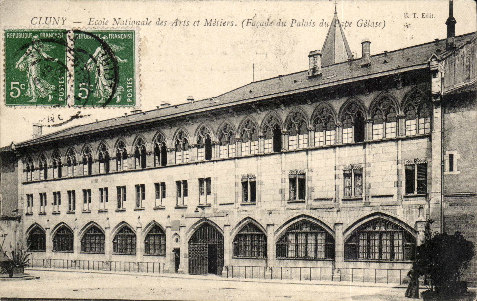 CPA Cluny Ecole nationale des Arts et metiers (facade du palais du pape Gelase)