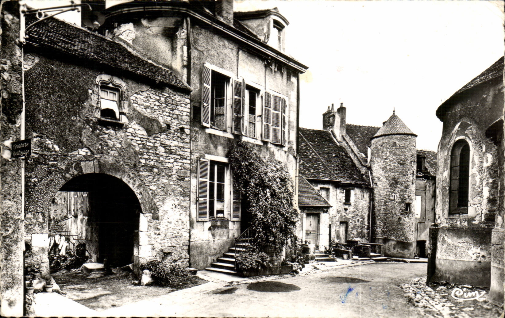 Vieux château de Buxy — vue de la rue du château — éditeur Cunz