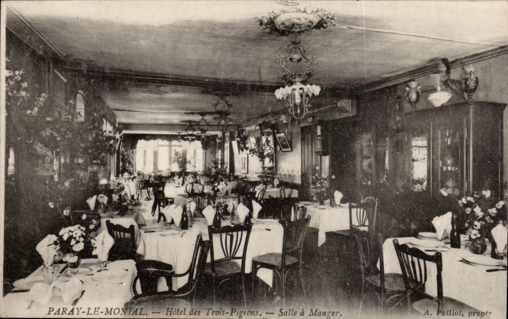 Paray-le-Monial — Hôtel des Trois-Pigeons — Salle à Manger — A. Poillot, propre