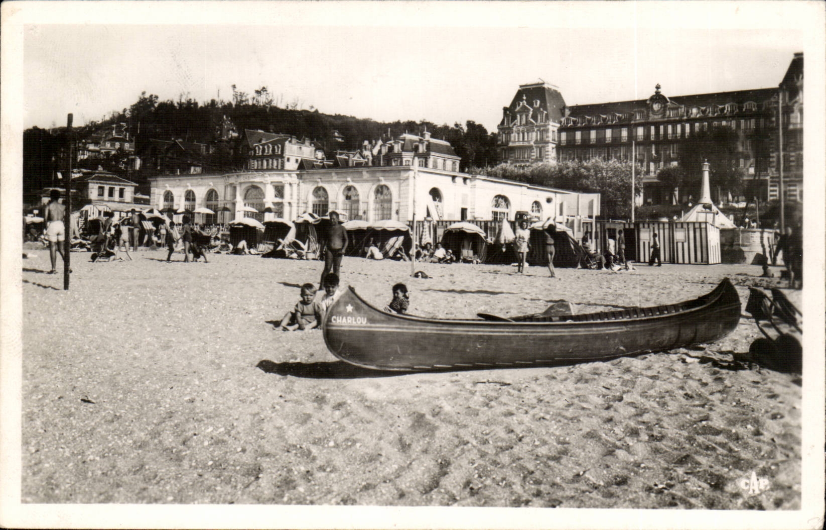 Houlgate CPA La plage devant le casino et le bois de Boulogne (canoe kayak volleyball volley)