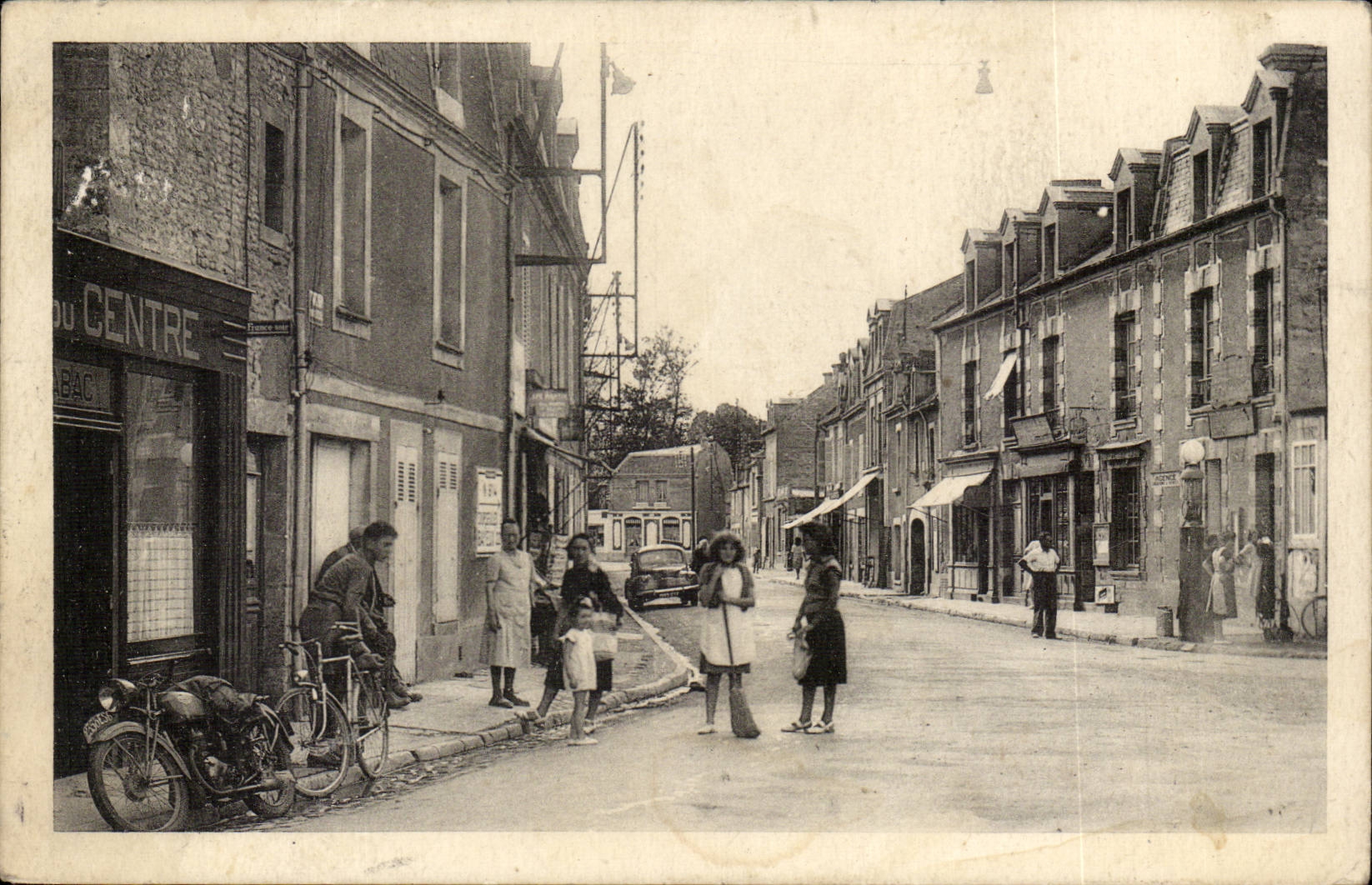 Bernières-sur-Mer — Entrée de la place du Centre — Édit. Rouleaux