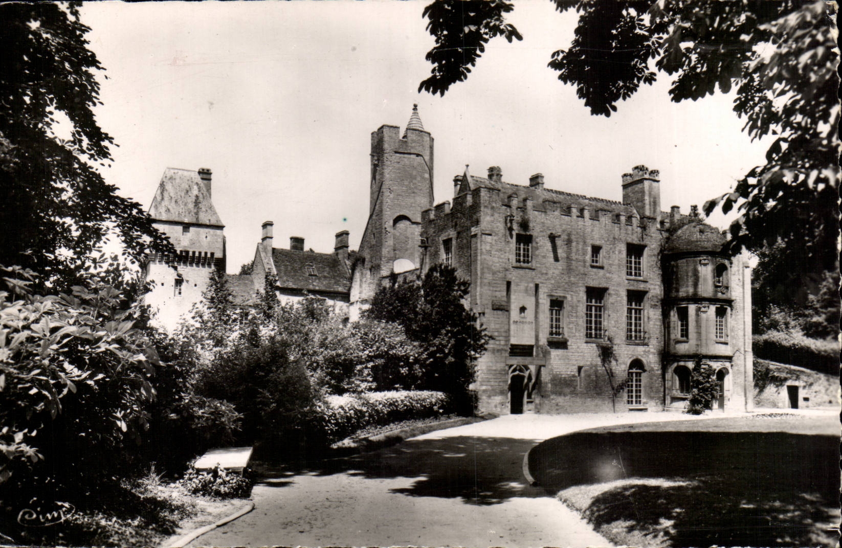 Creully (Calvados) — Le Château bâti par le petit fils de Rollon « Haimon le Dentz » — Photo Comité d'Accueil