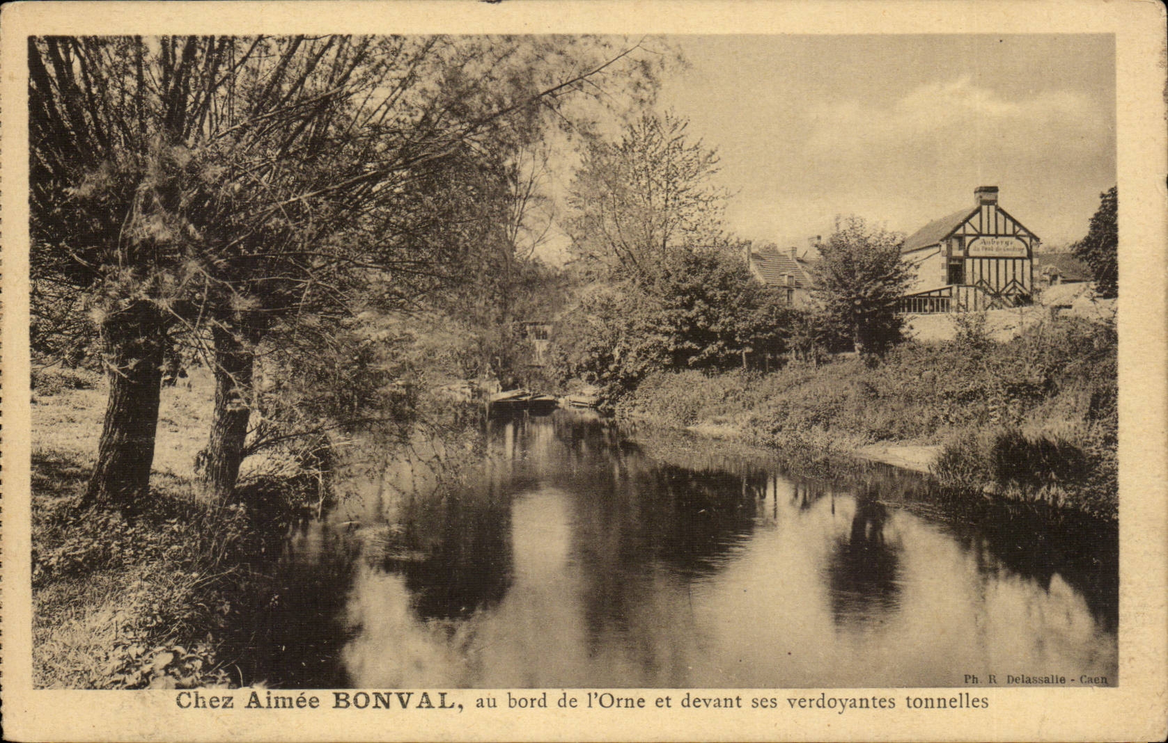 Chez Aimée BONVAL — au bord de l'Orne et devant ses verdoyantes tonnelles — Ph. R. Delassalle - Caen