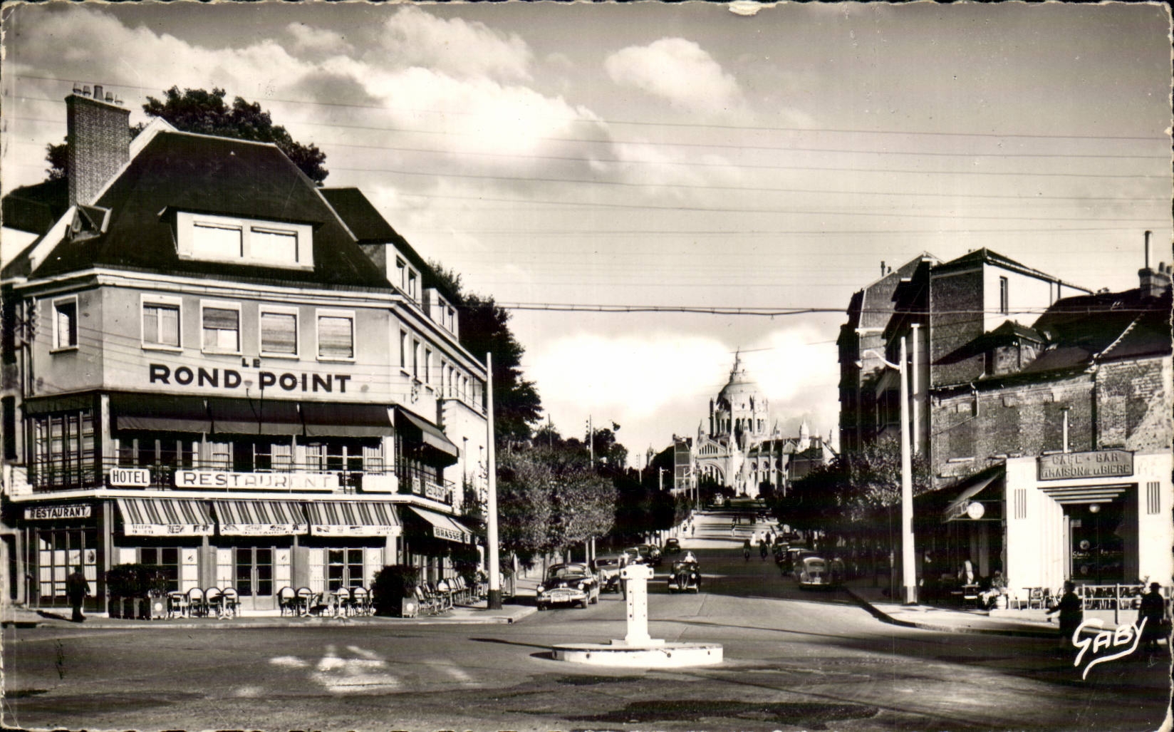 Lisieux — Vue du rond-point avec l'église Notre-Dame — Éditions Gaby