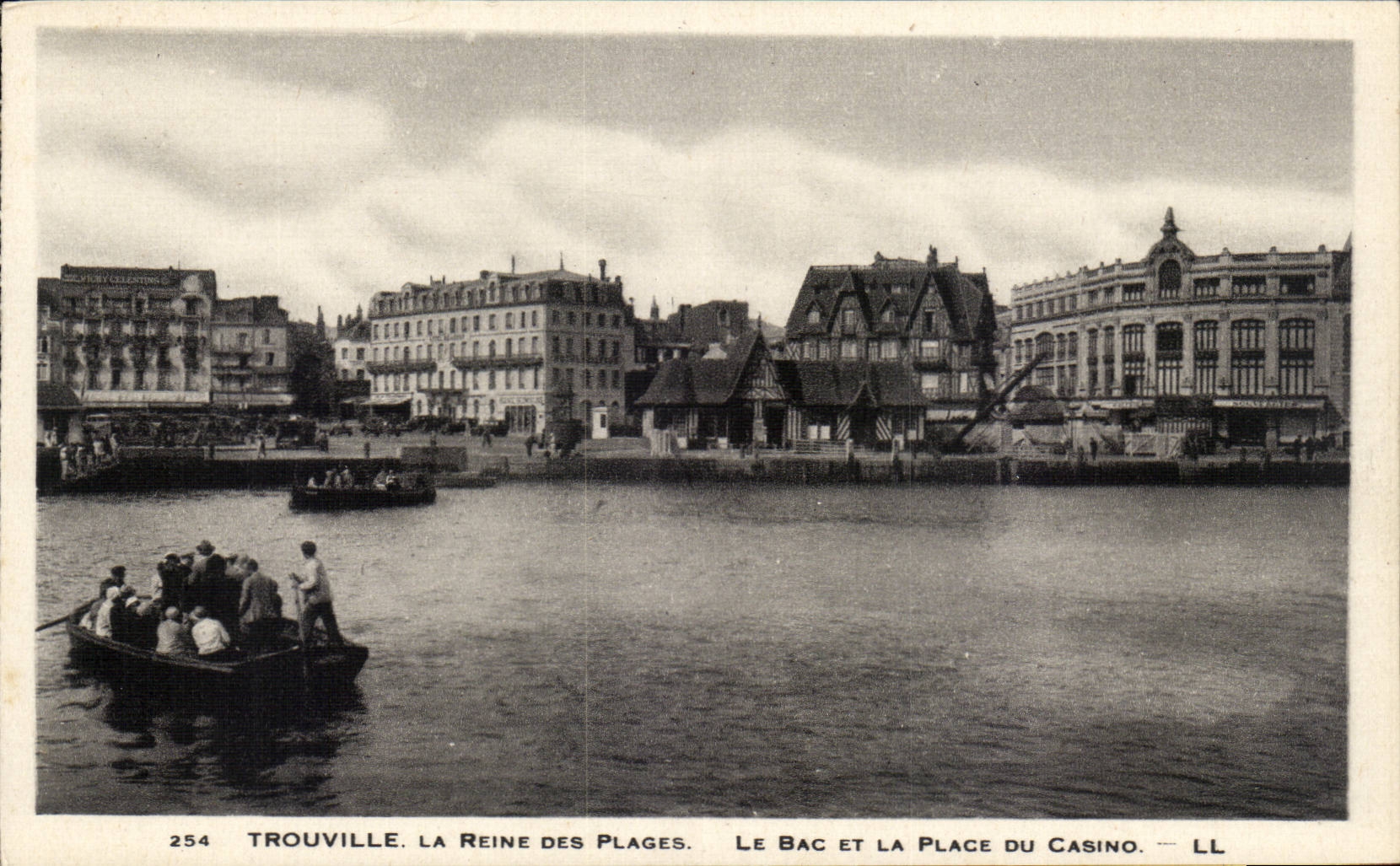 Trouville. La Reine des Plages. Le Bac et la Place du Casino. — LL — 254
