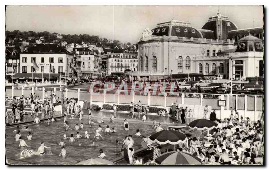 Trouville — La Piscine et le Casino — Réal-Photo