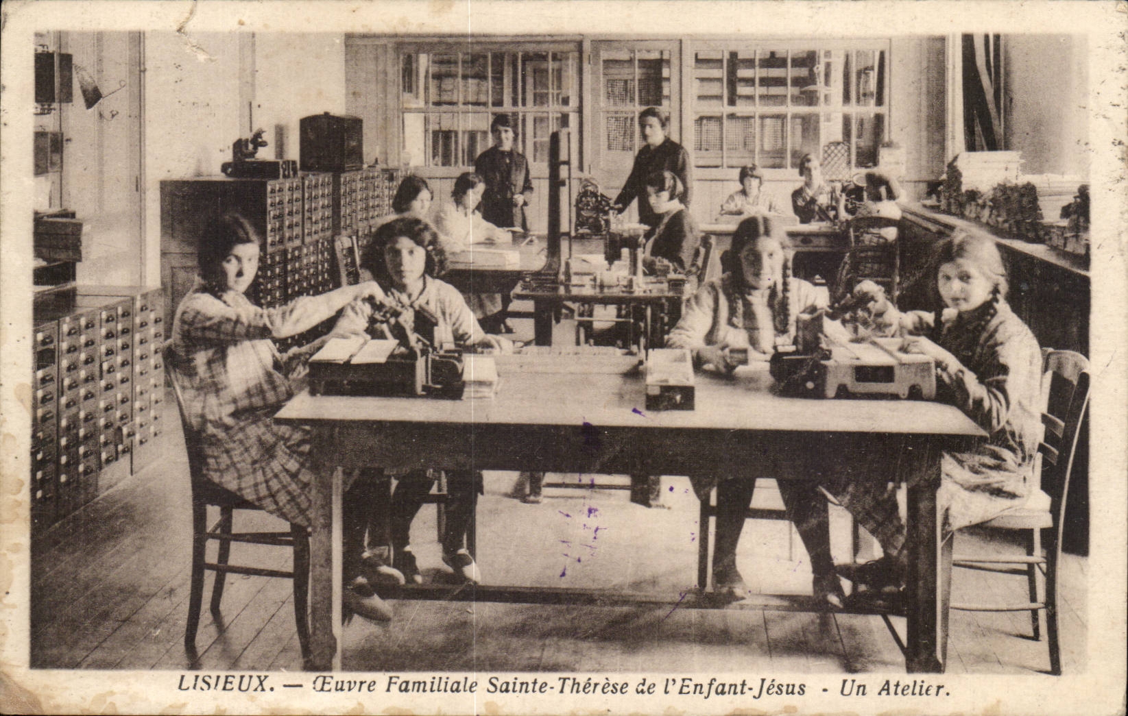 Lisieux — Œuvre Familiale Sainte-Thérèse de l'Enfant-Jésus — Un Atelier.
