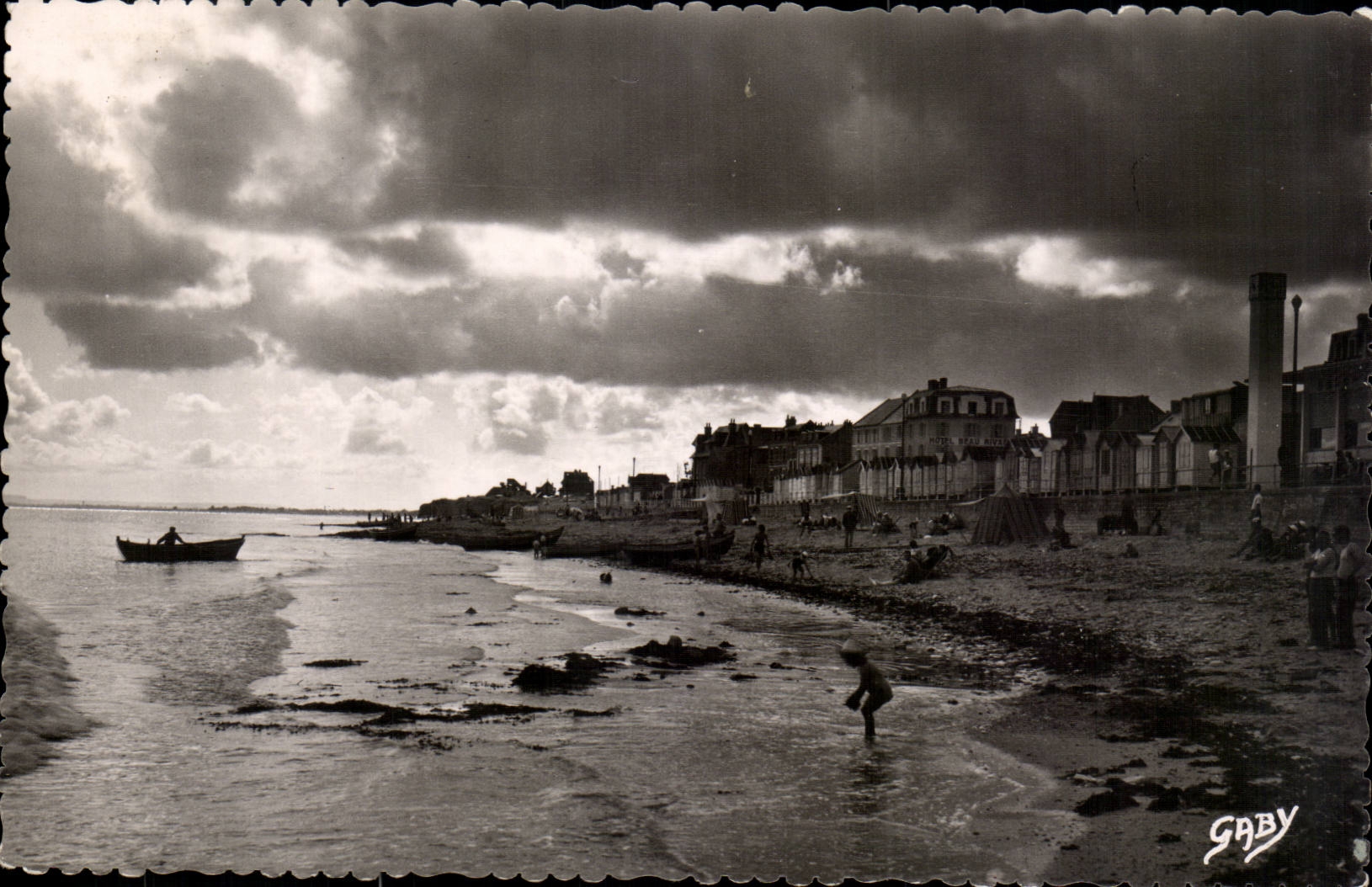 Luc sur Mer - La Plage au soleil levant - CPA 