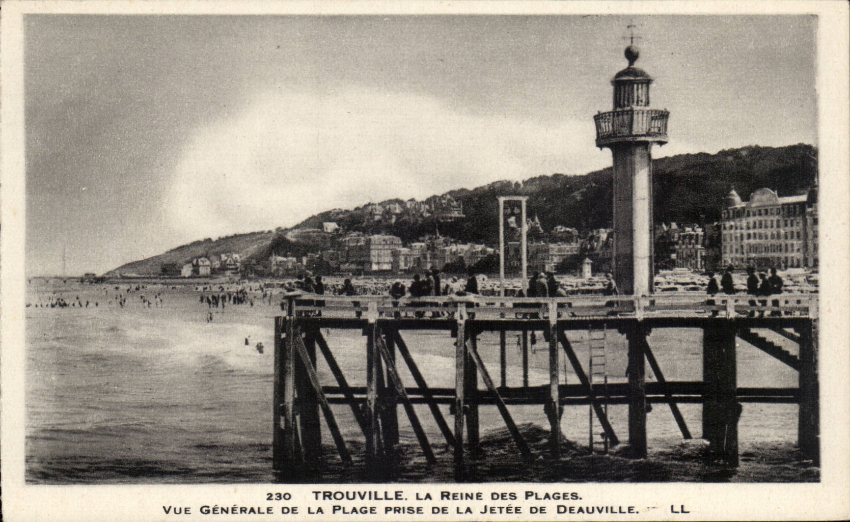 Trouville - La Reine des Plages - Vue Generale de la Plage prise de la Jetee de Deauville - CPA 