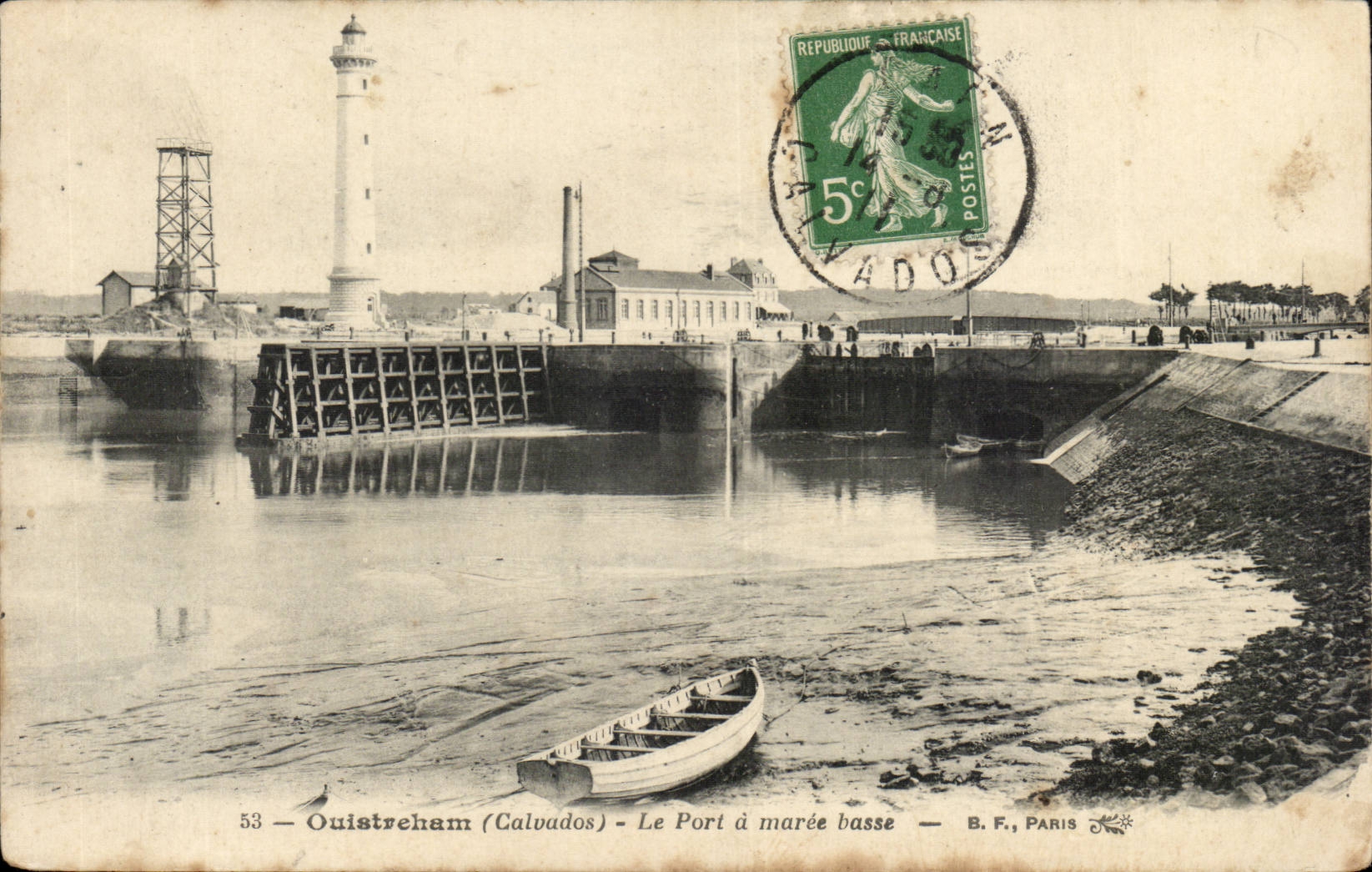 Ouistreham CPA Le port a maree basse (phare lighthouse)