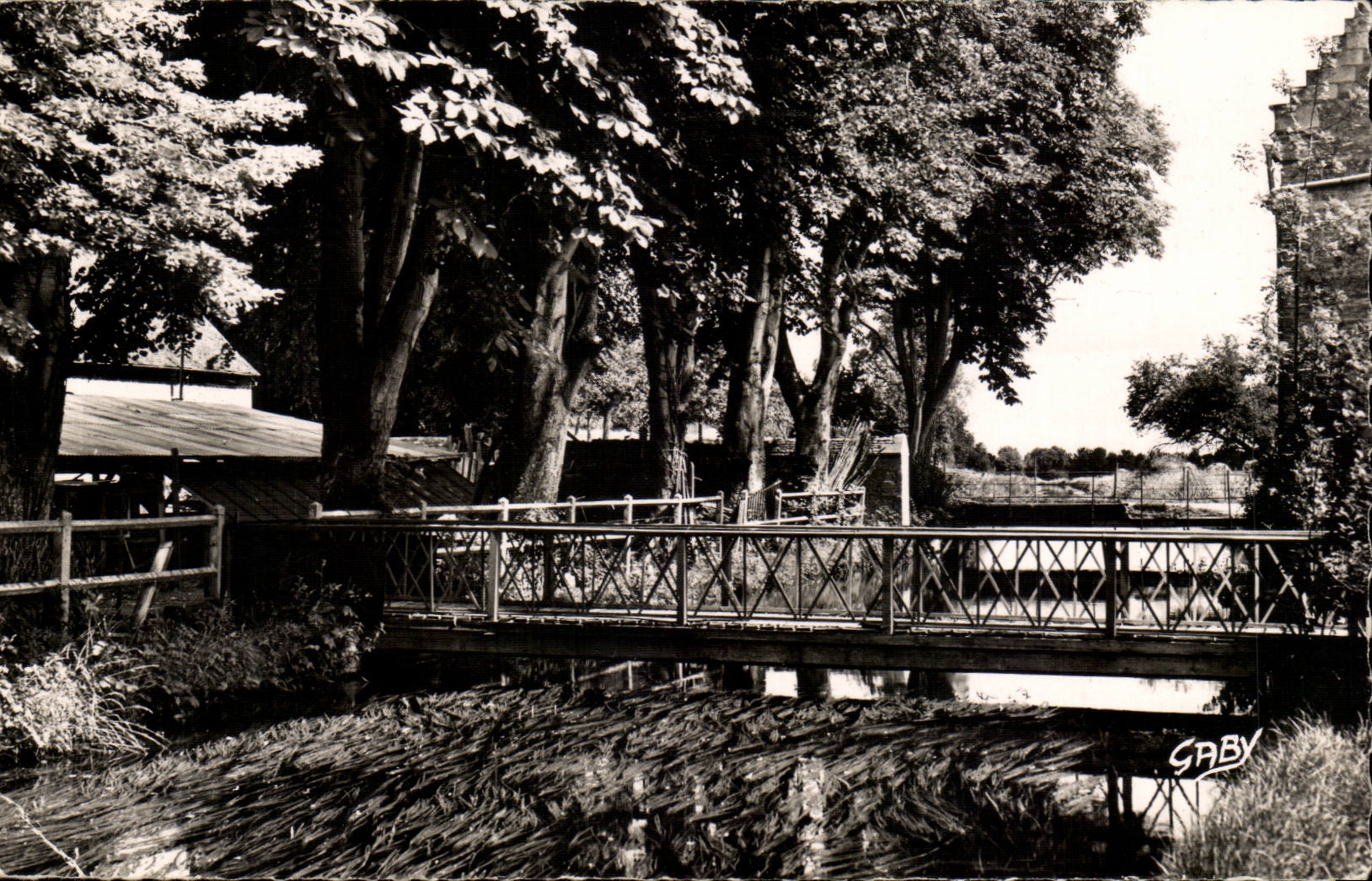 Passerelle sur la Dives aux Tanneries — Saint-Pierre-sur-Dives (Calvados) — Gaby