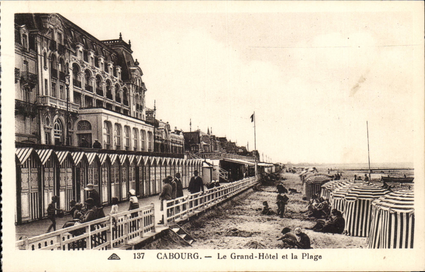 Cabourg — Le Grand-Hôtel et la Plage — n° 137