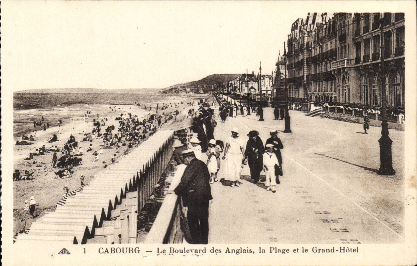 CAbourg CPA Le boulevard des anglais la plage et le grand hotel