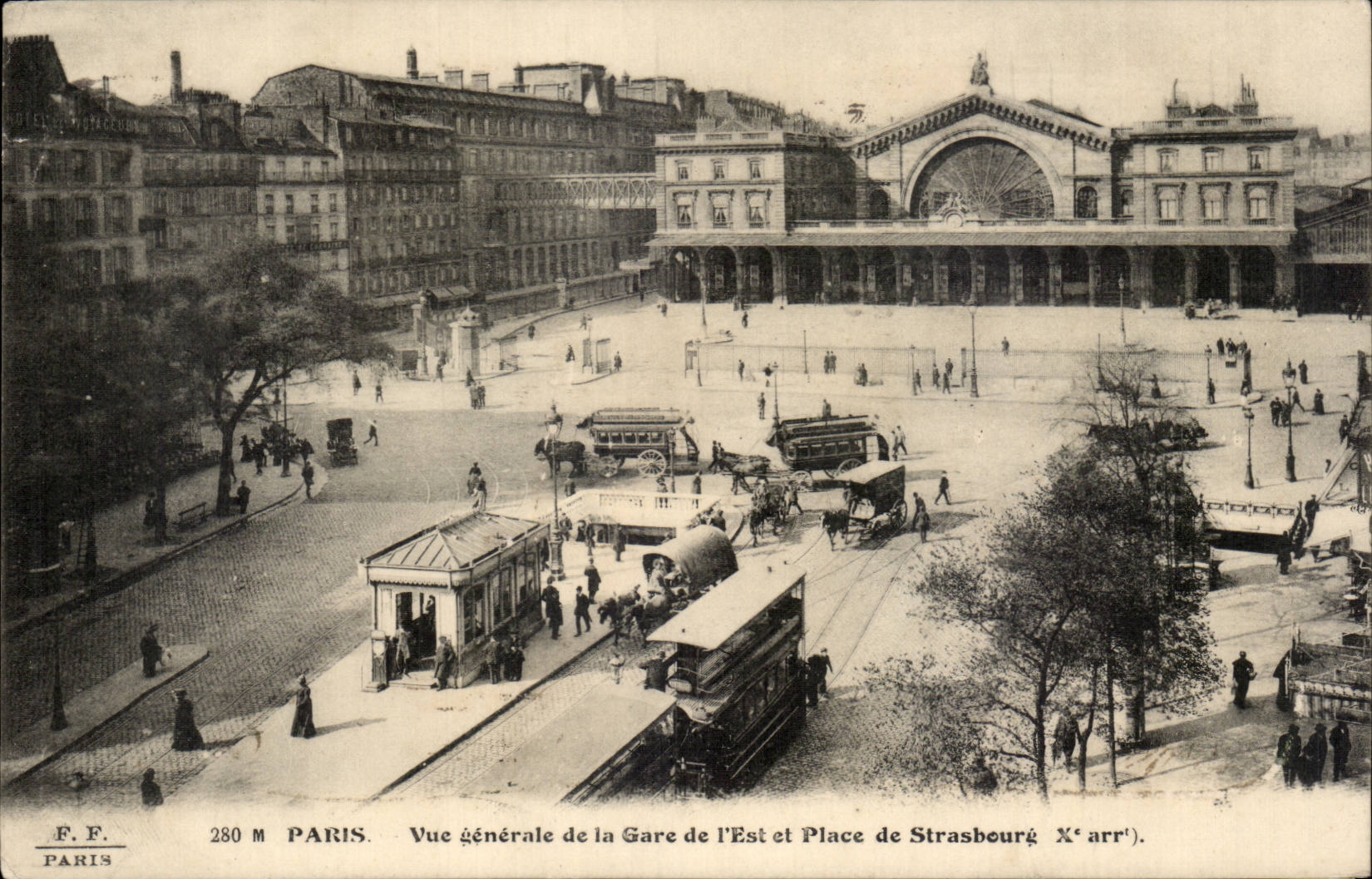 Paris CPA Vue generale de la gare de l'Est et place de Strasbourg