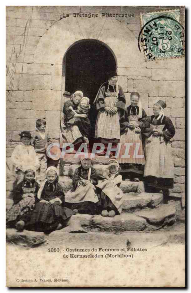 Frauen und Mädchen in traditionellen bretonischen Kleidern aus Kernascleden (Morbihan) — Sammlung A. Waron, St-Brieuc