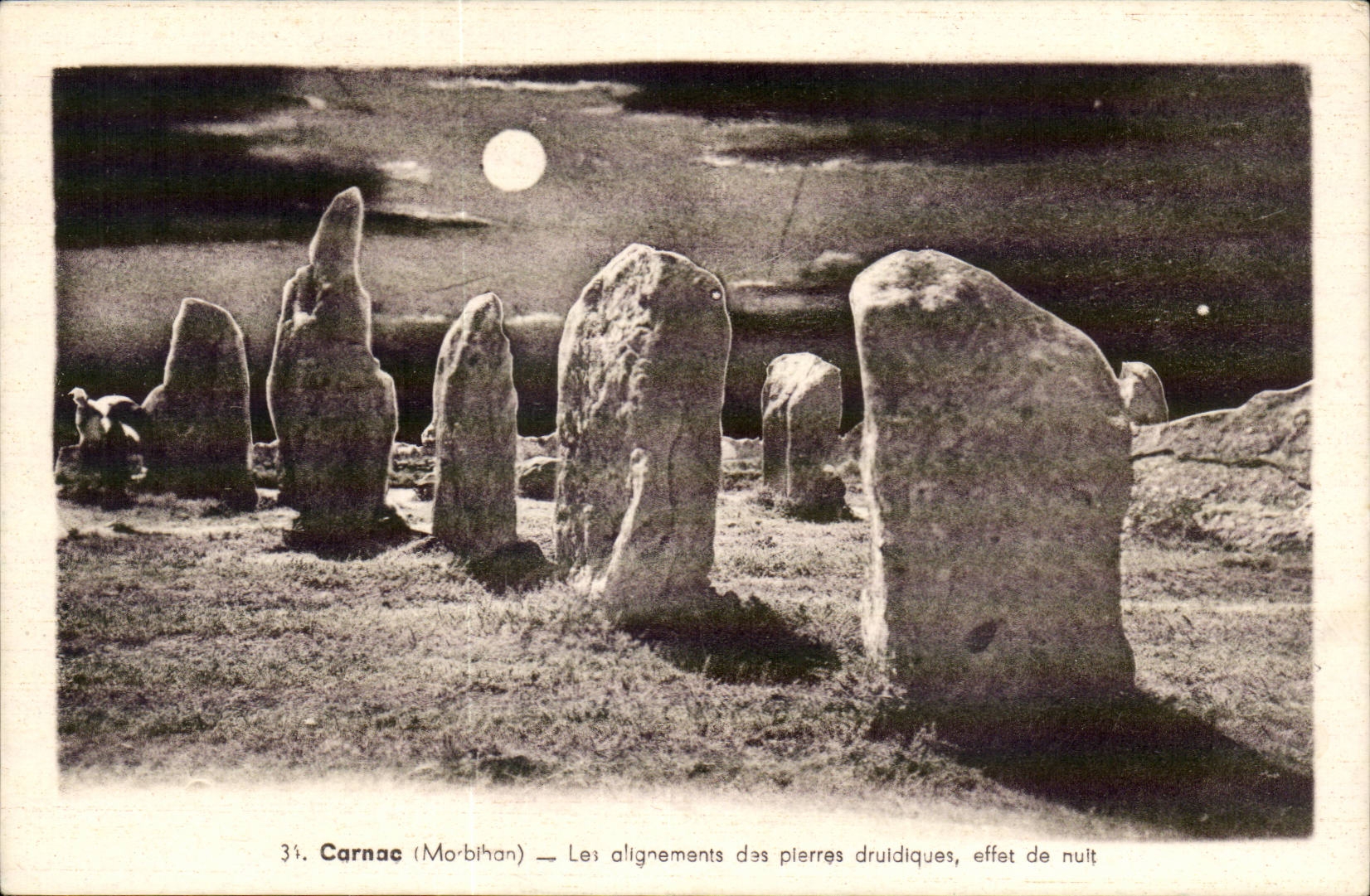 Carnac (Morbihan) — Les alignements des pierres druidiques, effet de nuit