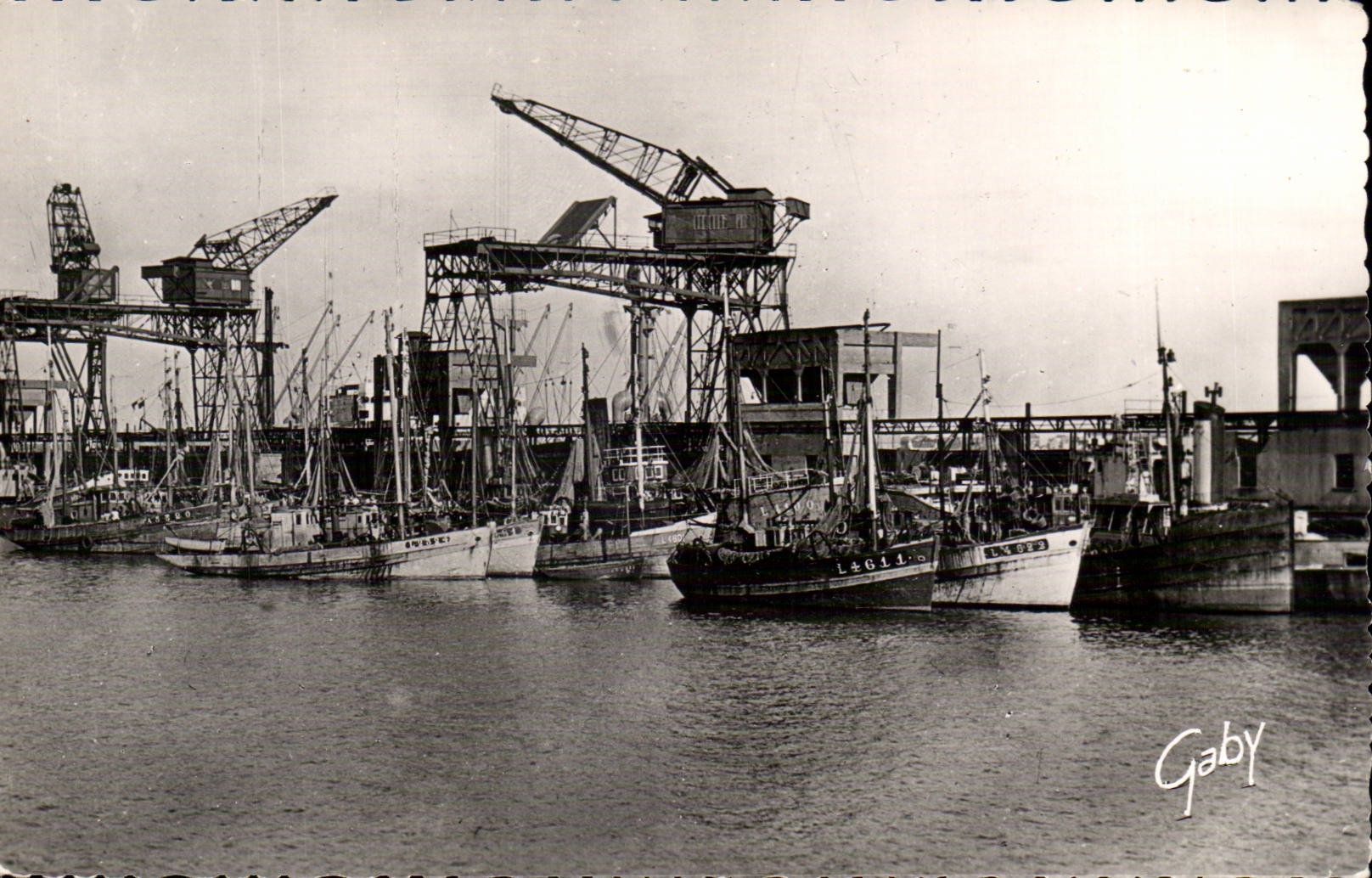 Lorient CPM Le port de peche et d'embarquement du combustible