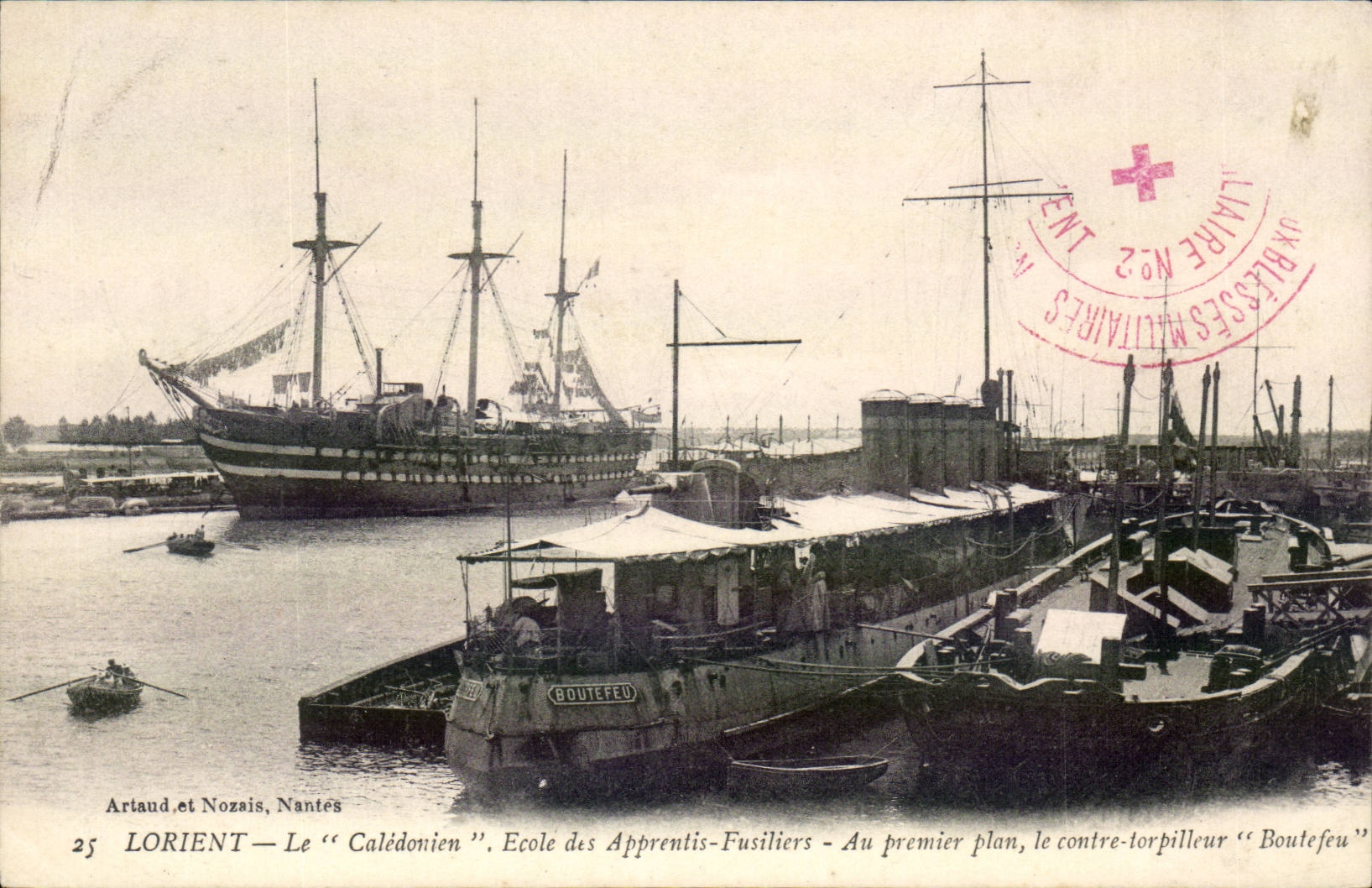 Lorient — Le "Calédonien", École des Apprentis-Fusiliers — Au premier plan, le contre-torpilleur "Boute feu"