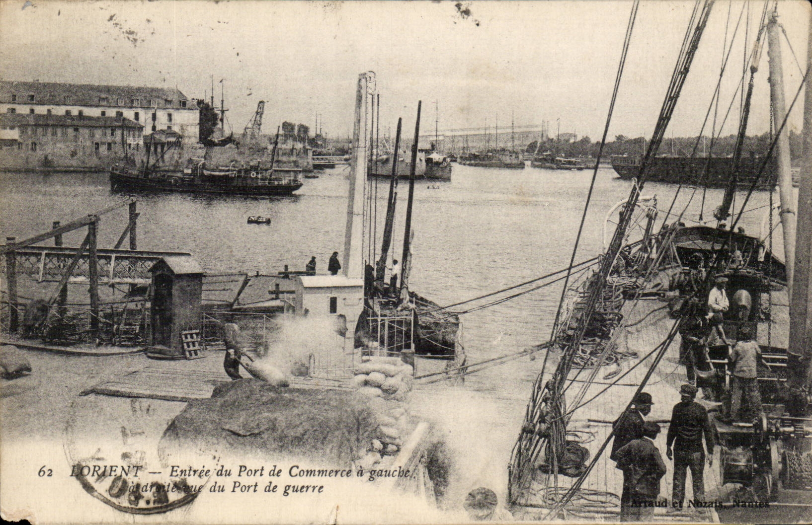 LORIENT — Entrée du Port de Commerce à gauche, à droite vue du Port de guerre — Artaud et Nozais, Nantes