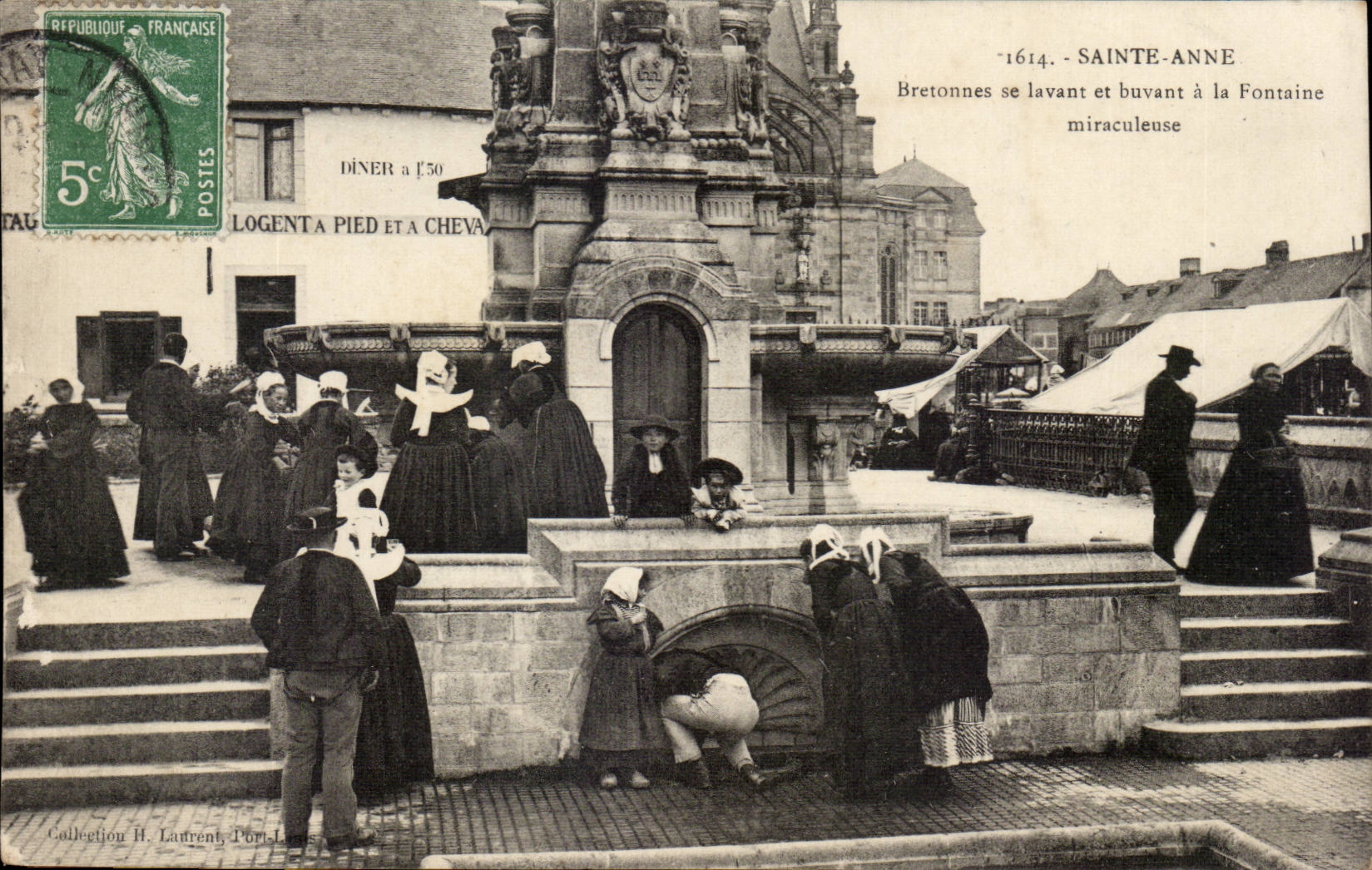 Sainte-Anne — Bretonische Frauen, die am Wunderfountain waschen und trinken — Logent à Pied et à Cheva
