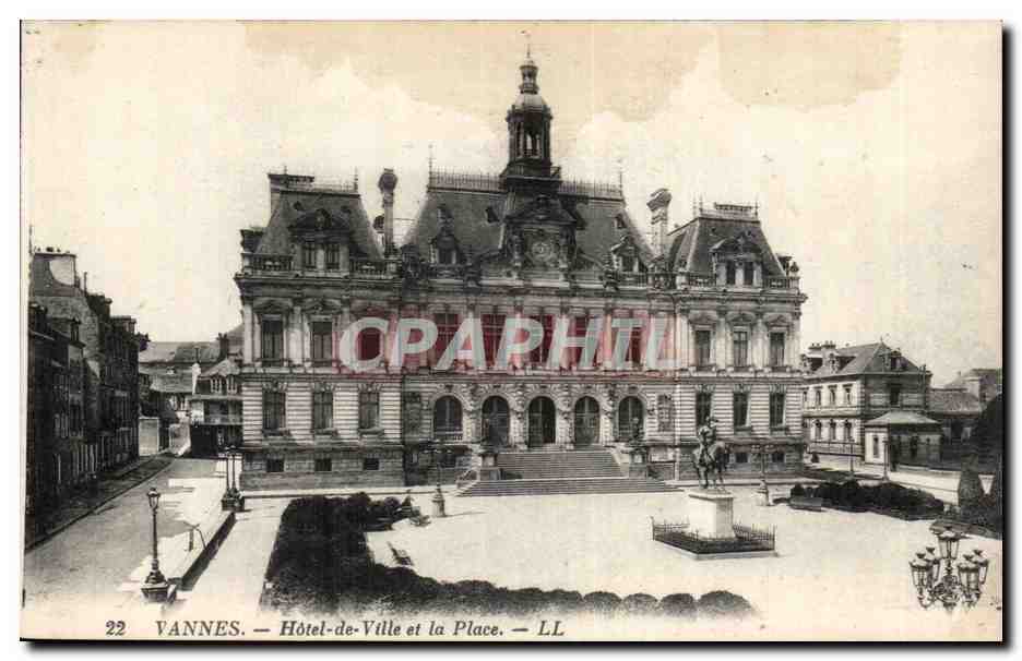 VANNES — Hôtel-de-Ville et la Place — LL