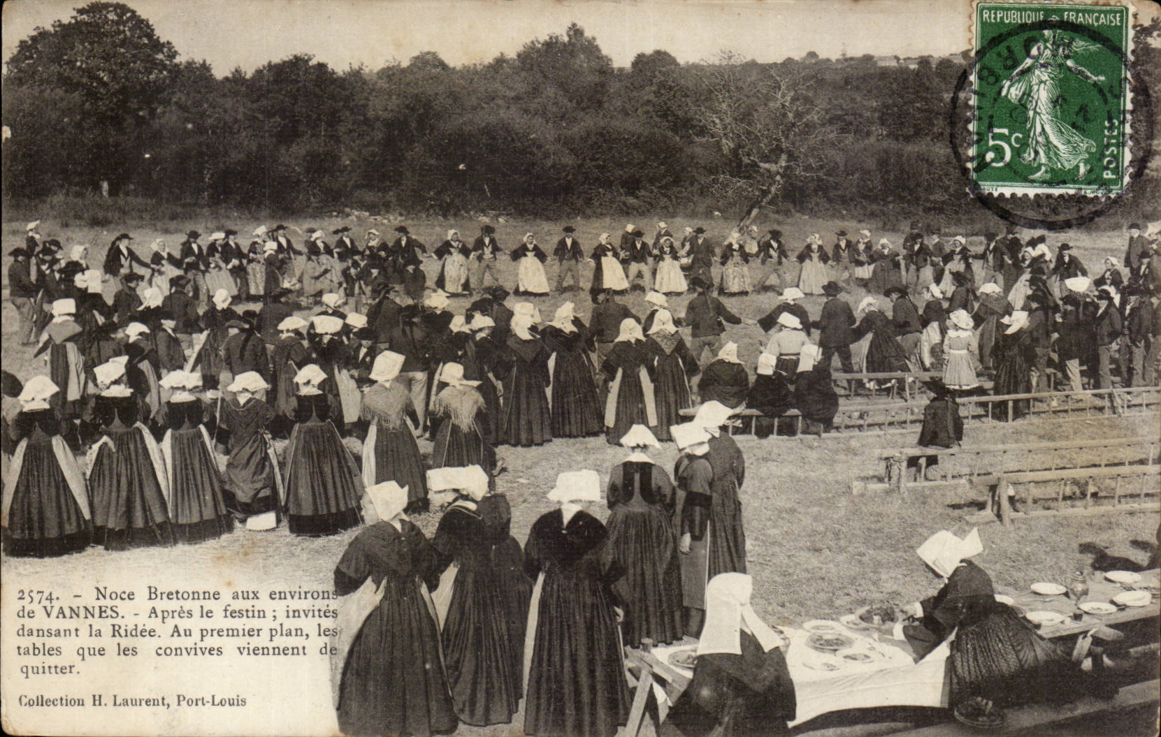 Noce Bretonne aux environs de VANNES — Après le festin ; invités dansant la Ridée. Au premier plan, les convives viennent de quitter les tables. — Collection H. Laurent, Port-Louis