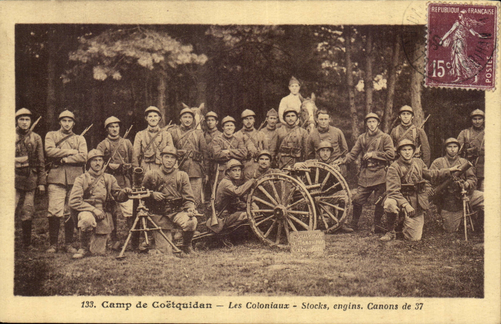 Camp de Coetquidan CPA Les coloniaux Stocks engins canons de 37 (militaria)