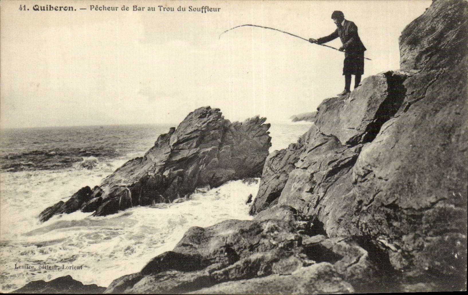 Quiberon CPA Pecheur de bar au trou du souffleur