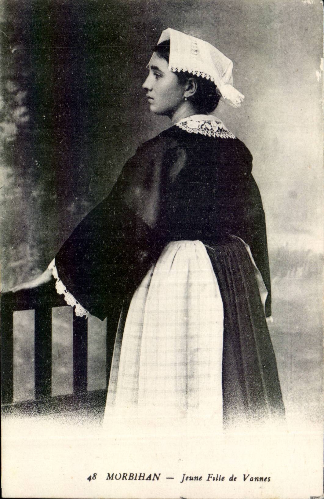Morbihan CPA Jeune fille de Vannes (folklore)