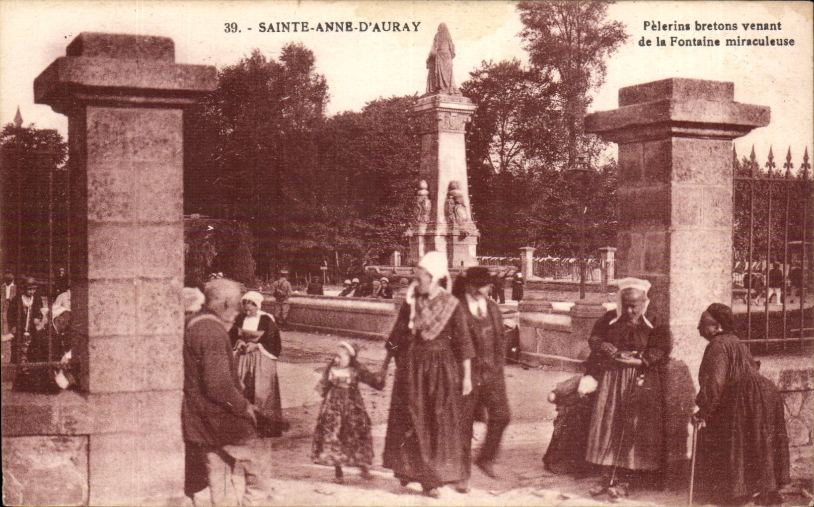 Sainte Anne d'Auray CPA Pelerins bretons venant de la fontaine miraculeuse