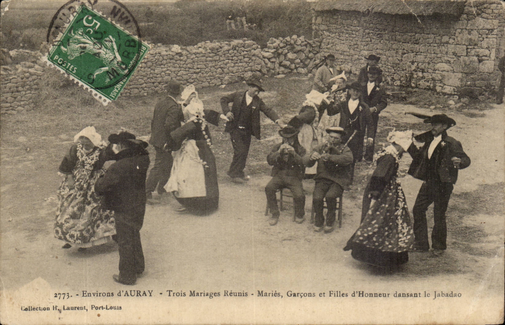 Environ d'AURAY — Trois Mariages Réunis — Mariés, Garçons et Filles d'Honneur dansant le Jabadao — Collection H. Laurent, Port-Louis