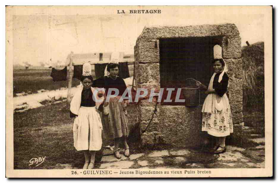 Guilvinec CPA Jeunes bigoudennes au vieux puits breton (folklore coiffe)