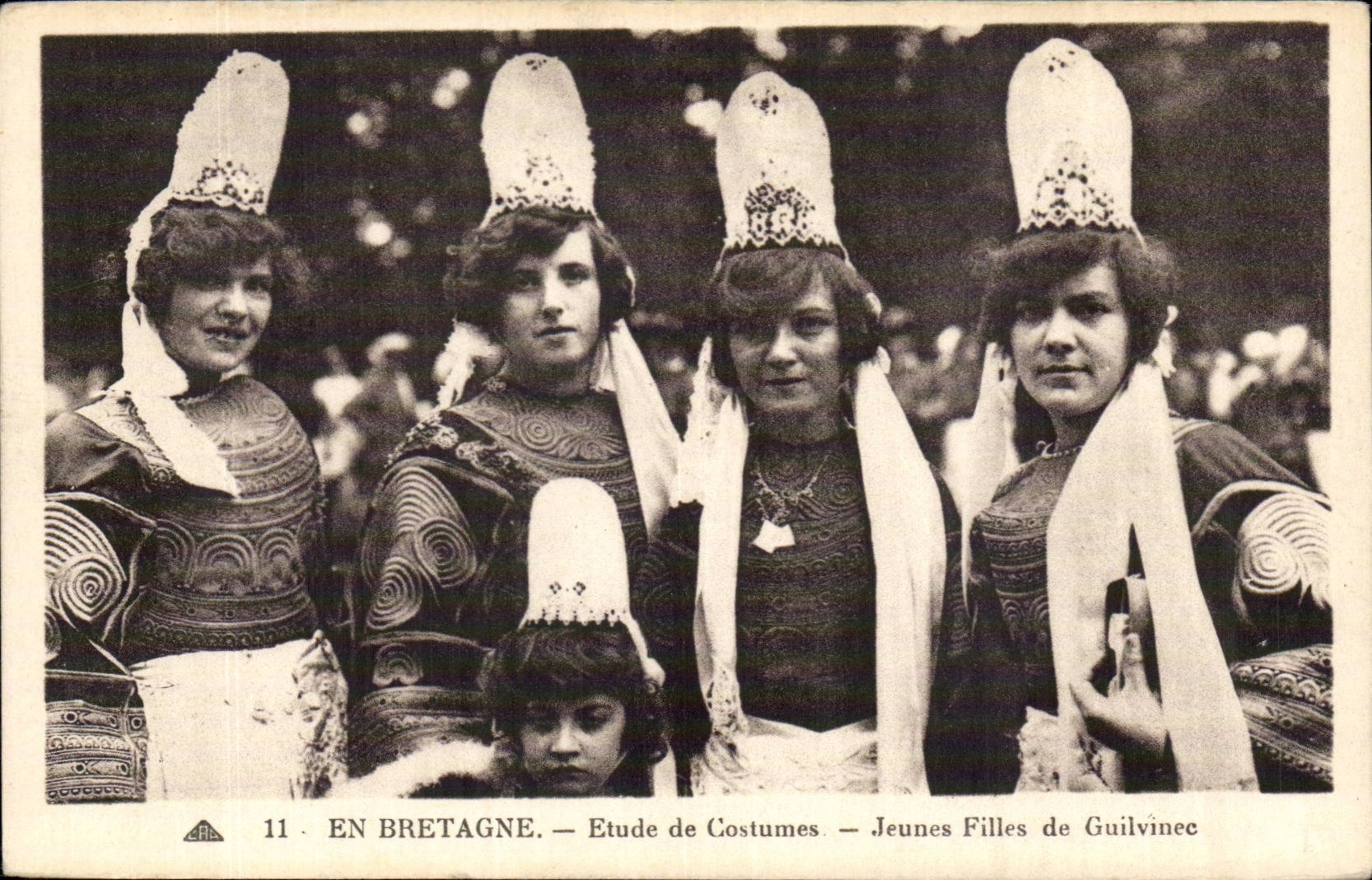 Guilvinec CPA Etude de costumes Jeunes filles