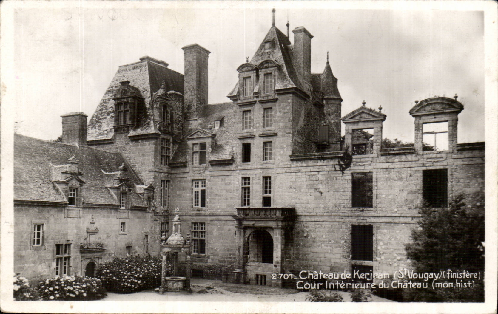 CPA Chateau de Kerjean (st Vougay) Cour interieure du chateau