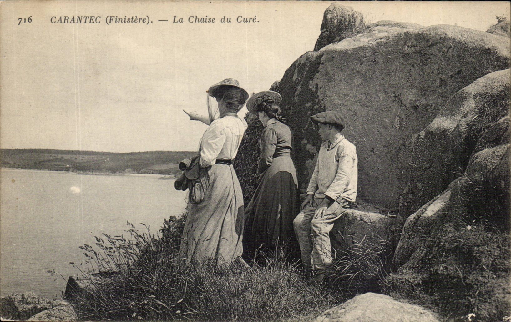 Carantec - La Chaise du Cure - women with beautiful hats watching the sea - CPA 