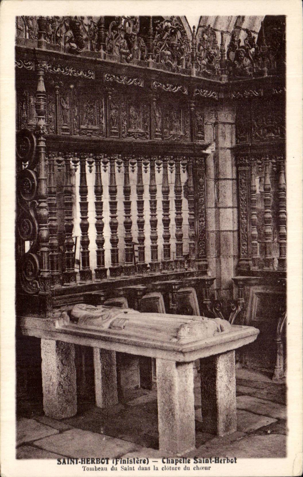 Tombeau du Saint dans la clôture du chœur — Chapelle Saint-Herbot — Finistère