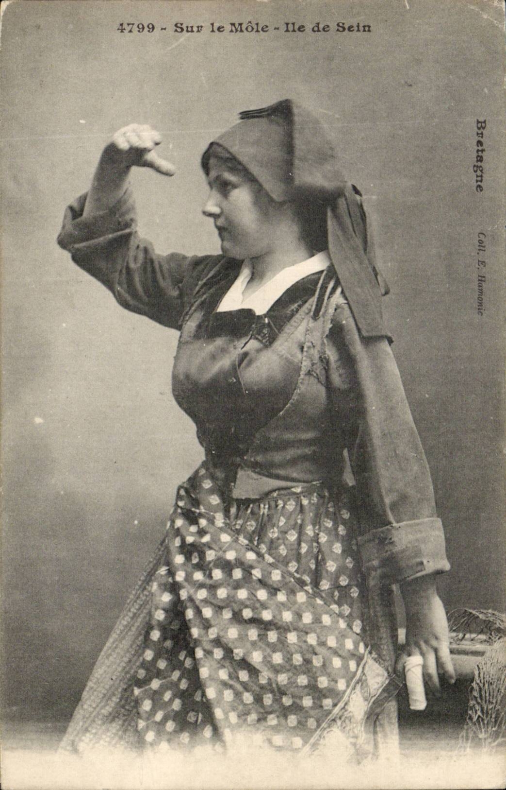 Femme en costume breton - Sur le Môle - Ile de Sein - Coll. E. Homonic