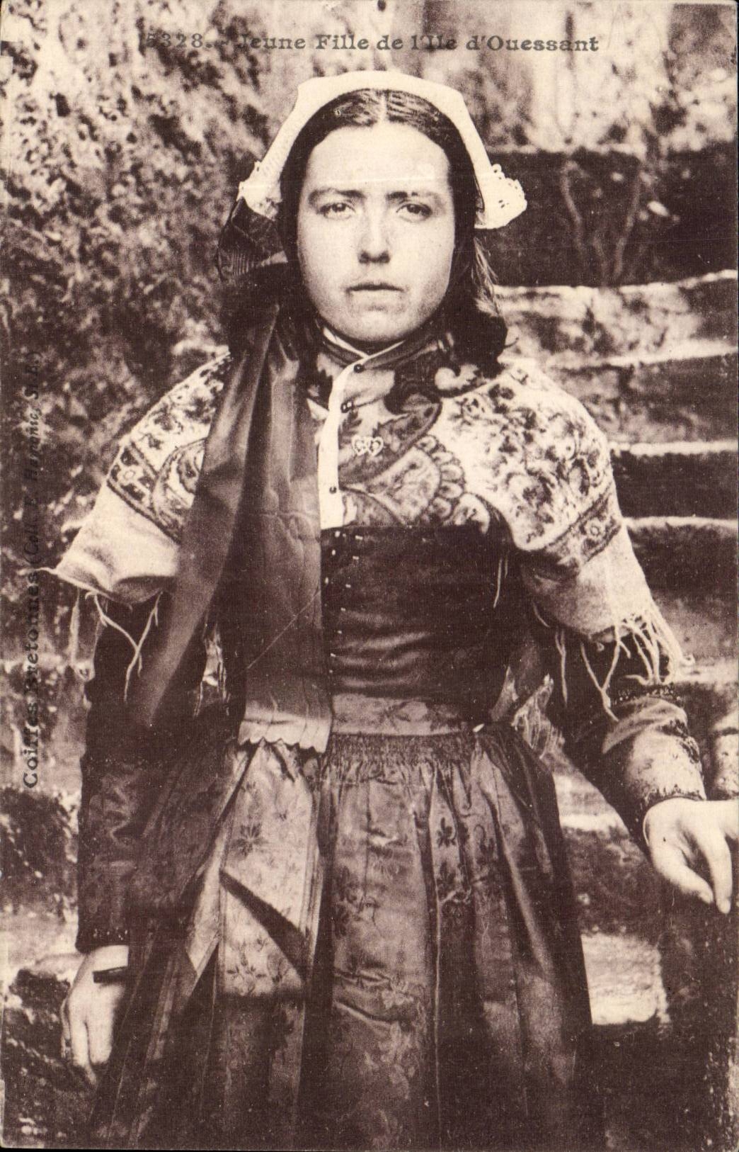 Ile D'Ouessant - Jeune Fille - Fantaisie - Young Woman in gorgeous costume - CPA 
