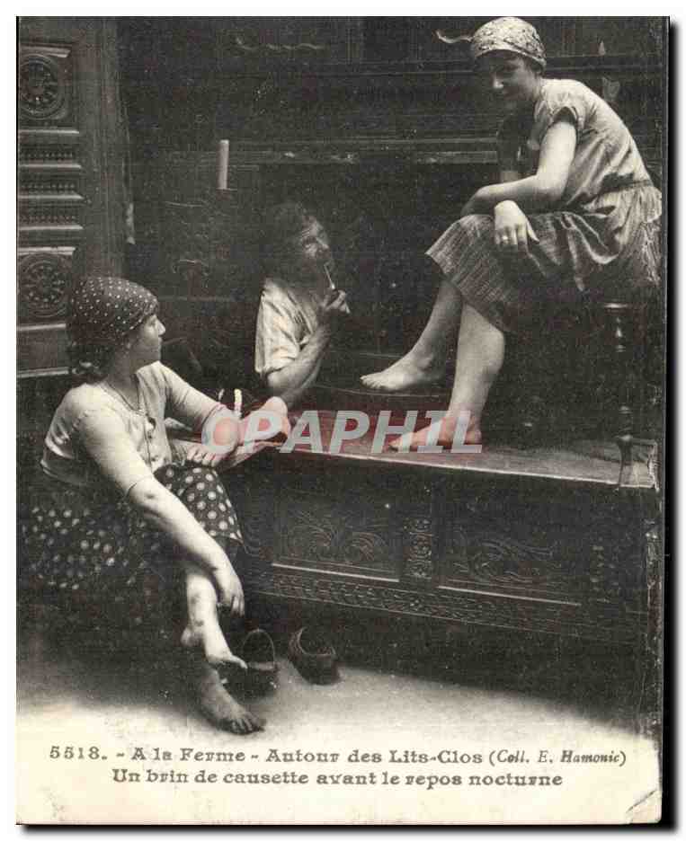 Bretagne - A La Ferme - Autours des Lits Clos - Un brin de Causette avant le repos - fantaisie Femme - CPA 