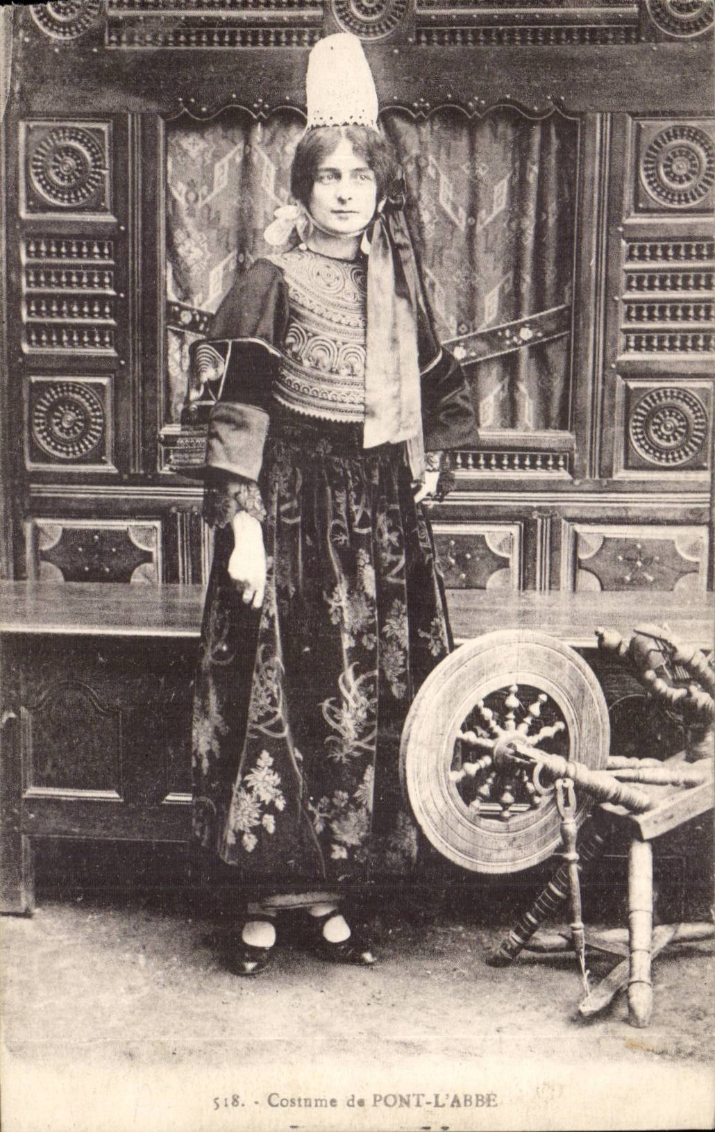 CPA Jeune fille Costume de Pont L'abbe 