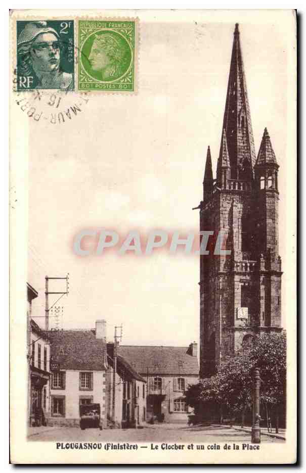 PLOUGASNOU (Finistère) — Der Kirchturm und eine Ecke des Platzes